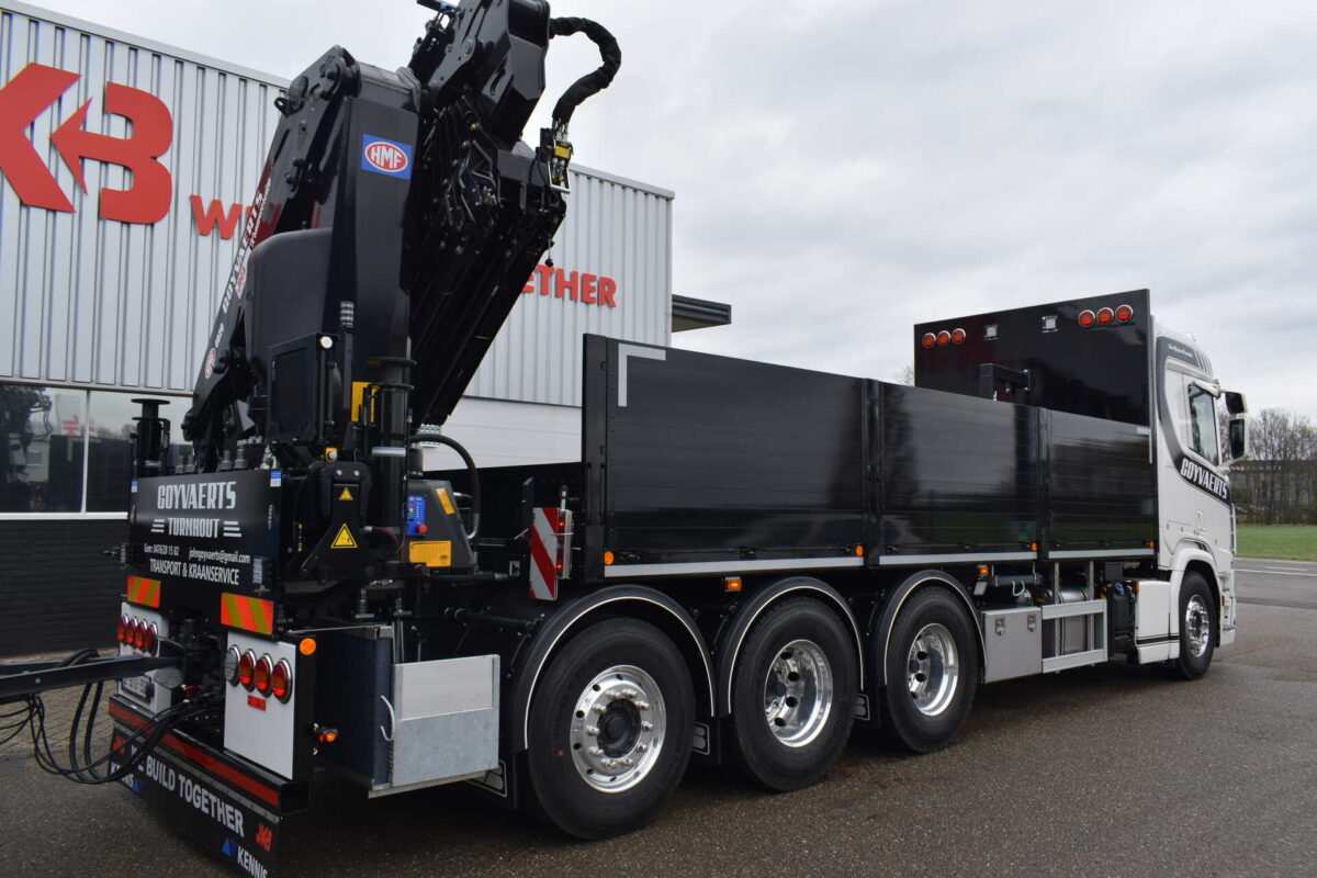 HMF LARGE RANGE CRANES